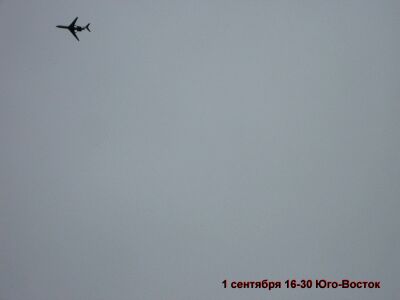 Самолет Ту-154 на фоне слоистых облаков